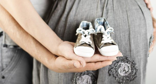 Sélection des plus beaux cadeaux de naissance pour gâter un couple de jeunes parents !