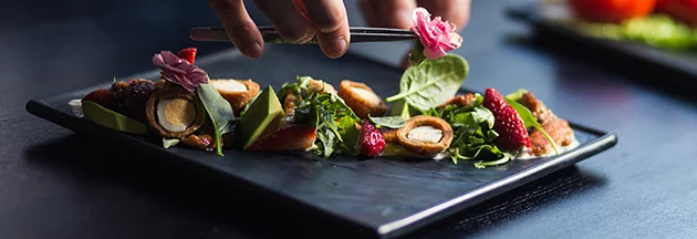 Une table dressée avec un plats gastronomique, offrant une expérience culinaire délicieuse.