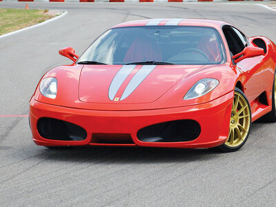 Cofanetto regalo Due giri su pista in Ferrari