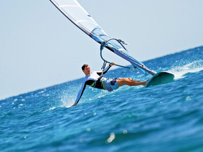 Caja regalo Aventura en el agua: curso de windsurf para dos