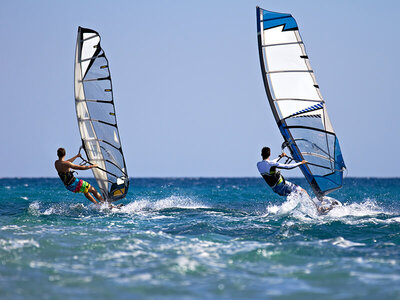 Caja Aventura en el agua: curso de windsurf para dos