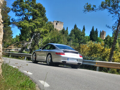 Caja regalo Ruta de 60 km con Porsche Carrera por el Parque Natural de Montserrat y visita al monasterio