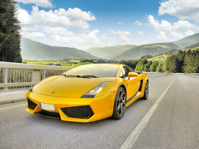 Caja regalo Ruta de 60 km con Lamborghini Gallardo por el Parque Natural de Montserrat y visita al monasterio