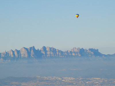 Caja 1 vuelo en globo con brindis con vistas a Montserrat