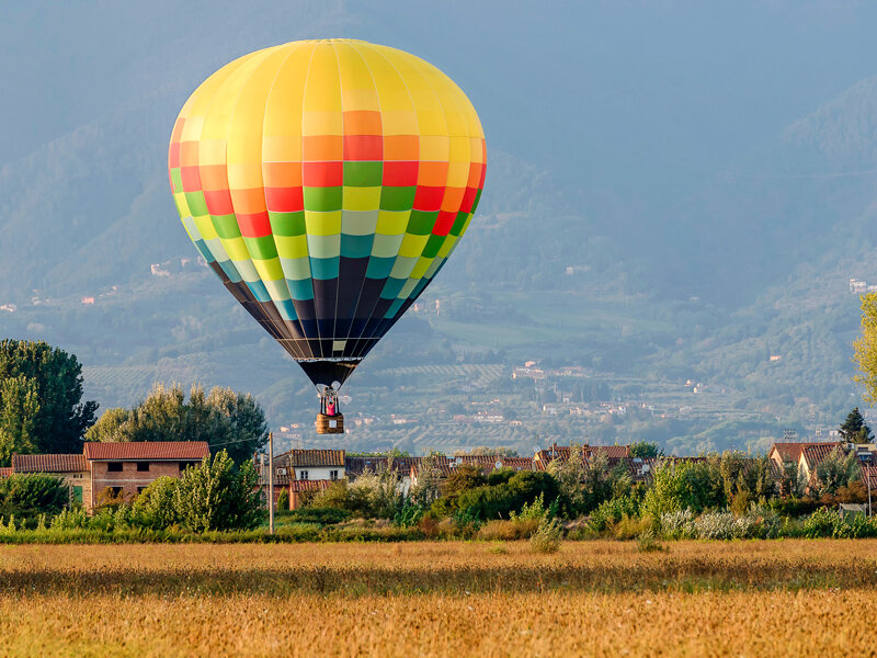 Volo di gruppo in mongolfiera sui cieli di Lucca con brindisi di Prosecco per 2 persone