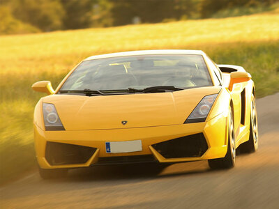 Caja regalo Ruta de 30 km por carretera con Lamborghini Gallardo en Madrid