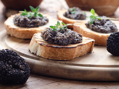 Caccia al tartufo con cani e menù a base di tartufi