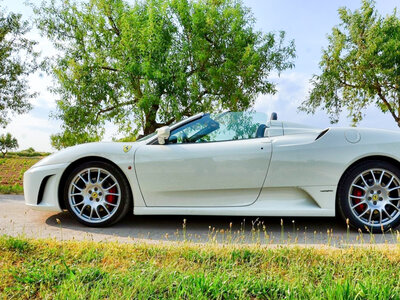 Caja regalo Ruta de 14 km por carretera con Ferrari F430 Spider en Barcelona