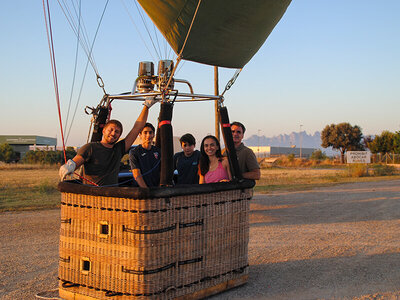 Caja 1 paseo en globo con brindis por la zona de Montserrat, Barcelona