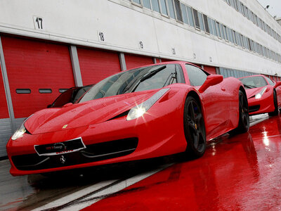 Cofanetto regalo 1 giro di pista su 1 supercar a scelta tra 3 modelli e video ricordo