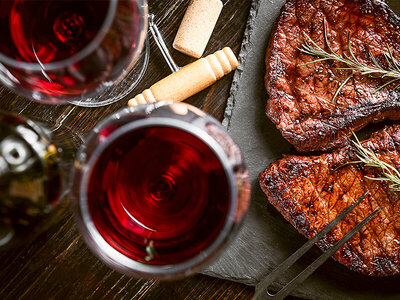 Cena con botella de vino para dos