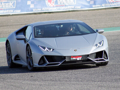 Cofanetto regalo 1 giro su pista alla guida di una Lamborghini Huracán EVO