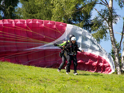 Cofanetto Volo in parapendio biposto con pilota nel Canavese per 1 persona