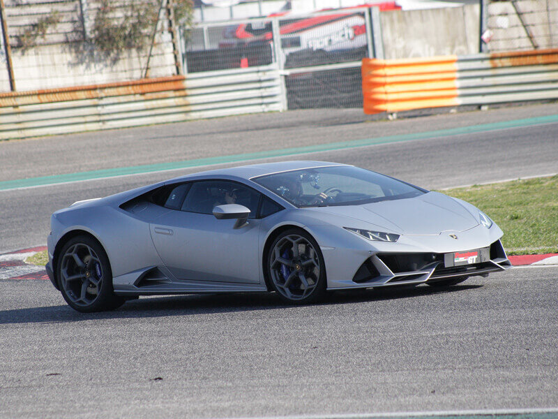 Lamborghini Huracán EVO: 1 giro sul Circuito di Varano de' Melegari