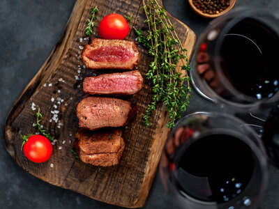 Caja regalo Cena gourmet: 3 platos y botella de vino para dos