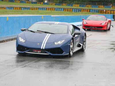 Cofanetto regalo Alla guida di 2 supercar: 1 giro sul Circuito Varano de’ Melegari