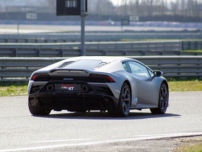 Forti emozioni in pista: 3 giri al prezzo di 2 in Lamborghini Huracán Evo