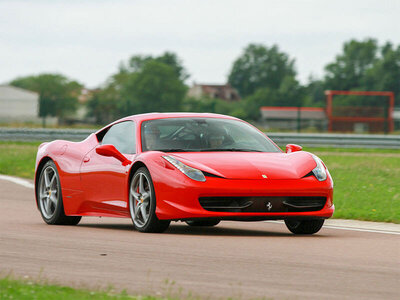 Session de pilotage de 6 ou 7 tours de circuit au volant d'une Ferrari