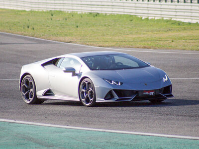 Cofanetto regalo 3 giri di pista in Lamborghini Huracán EVO e video ricordo