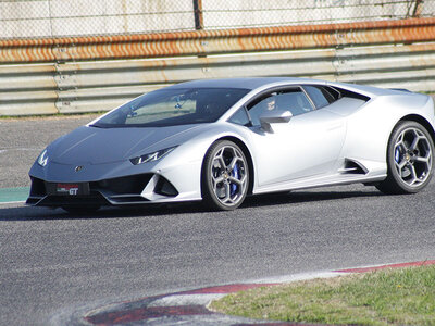 Cofanetto 3 giri di pista in Lamborghini Huracán EVO e video ricordo