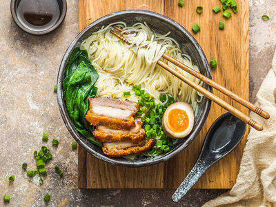 Caja Iniciación a la cocina japonesa con un curso en Madrid