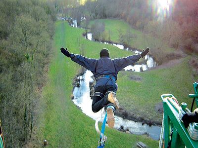 Saut à l'élastique de 45 mètres au viaduc Saint-Georges-le-Gaultier