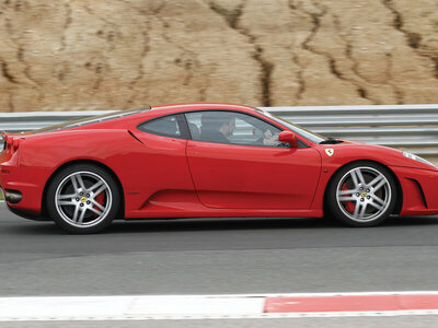 Caja regalo 16 km en Ferrari, Lamborghini y Porsche en el circuito del Jarama