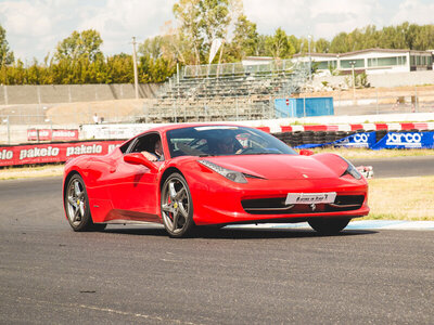 Cofanetto regalo Mini GT: 2 giri in Ferrari 458 da copilota con video