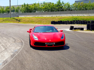 Cofanetto regalo Giovani in pista: 1 giro da copilota in Ferrari 488 e video