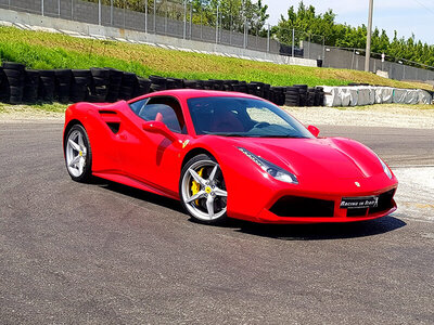 Cofanetto Giovani in pista: 1 giro da copilota in Ferrari 488 e video