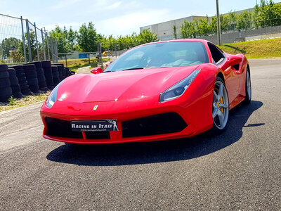 Cofanetto regalo Mini GT: 2 giri in Ferrari 488 da copilota con video