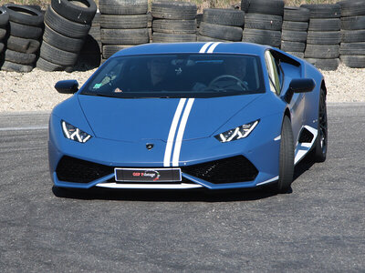 Cofanetto regalo Emozioni ad alta velocità: 3 giri su Lamborghini Huracán EVO con video