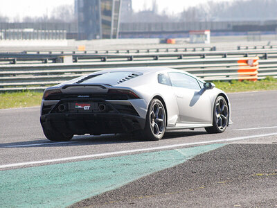 Cofanetto Emozioni ad alta velocità: 3 giri al prezzo di 2 su Lamborghini Huracán EVO