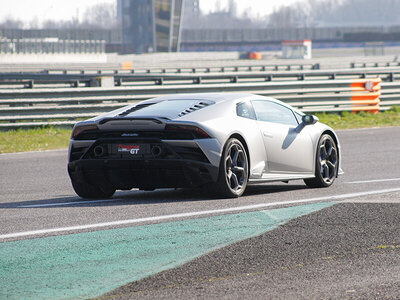 Cofanetto Lamborghini Huracán EVO: 3 giri di pista sul Circuito di Varano de’ Melegari