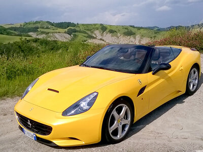 Cofanetto regalo Adrenalina in Ferrari California: esperienza a Maranello