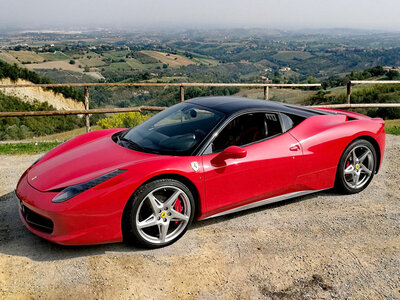 Cofanetto regalo Adrenalina a Maranello: 1 giro su Ferrari F458 Italia con video ricordo