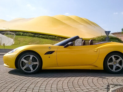 Cofanetto regalo Guida una Ferrari California per 20 min a Maranello con video ricordo