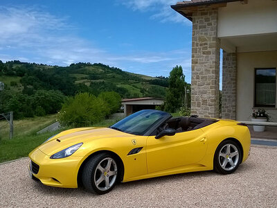 Cofanetto Guida una Ferrari California per 20 min a Maranello con video ricordo