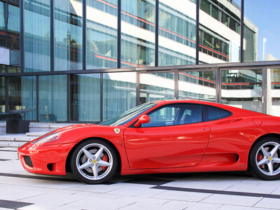 Doos 20 minuten rijden in een Ferrari 360 Modena inclusief een aandenken