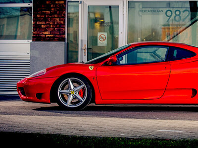 Cadeaubon 40 minuten rijden in een Ferrari 360 Modena inclusief een aandenken