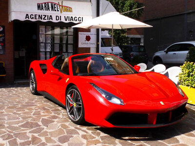 Cofanetto regalo Adrenalina su strada a Maranello: guida in Ferrari 488 e video