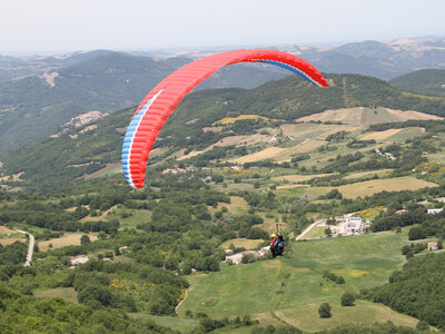 Cofanetto regalo 1 emozionante volo in parapendio nei cieli dell’Abruzzo con video e foto incluse