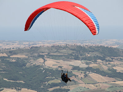 Cofanetto 1 emozionante volo in parapendio nei cieli dell’Abruzzo con video e foto incluse