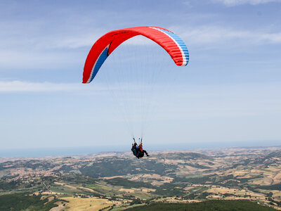 Cofanetto regalo 1 suggestivo volo in parapendio per 2 persone con video e foto ricordo in Abruzzo