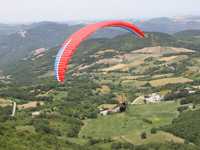 1 suggestivo volo in parapendio per 2 persone con video e foto ricordo in Abruzzo