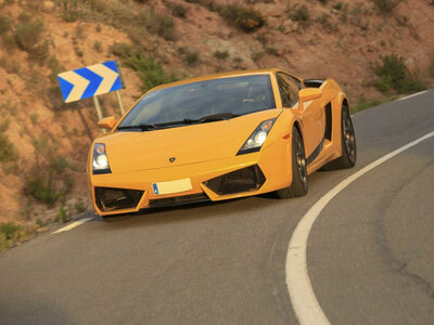 Caja regalo Ruta de 20 km por carretera con Lamborghini Gallardo en Barcelona