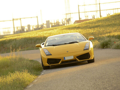 Ruta de 20 km por carretera con Lamborghini Gallardo en Barcelona