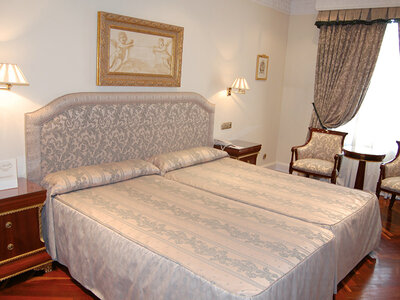 Caja 2 noches en el Hotel Alameda Palace 5* con desayuno, botella de vino y jamón ibérico