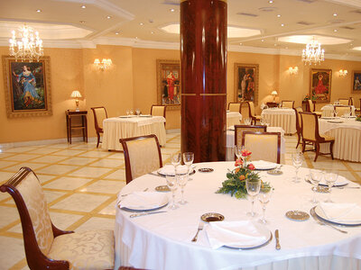 2 noches en el Hotel Alameda Palace 5* con desayuno, botella de vino y jamón ibérico