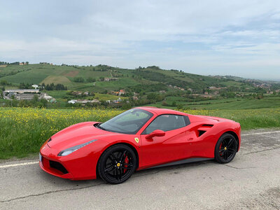 Cofanetto regalo Test drive Ferrari F488 GTB nello scenario unico del Golfo di Napoli